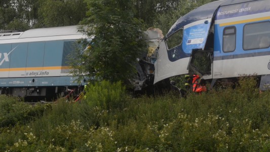 Al menos tres muertos y decenas de heridos en un choque de trenes
