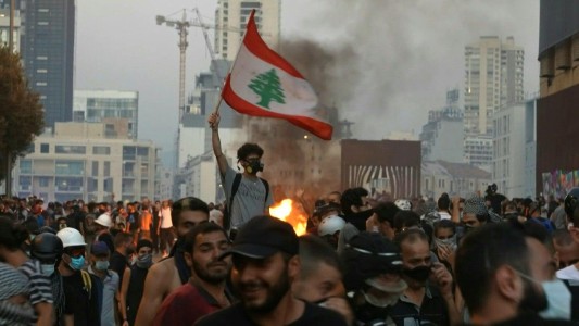 Tensión y marchas masivas a un año de la explosión en Beirut