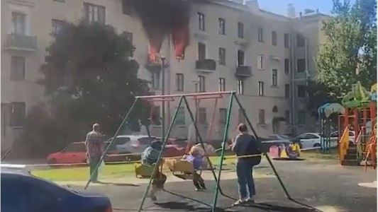 Insólito: contemplan un incendio a metros y siguen jugando en una plaza