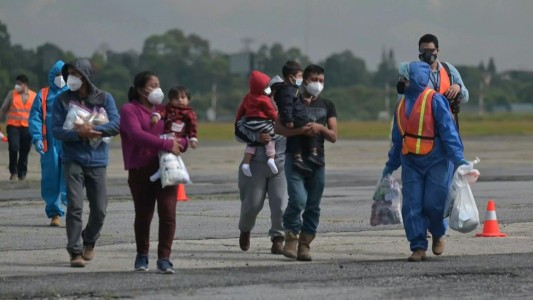 Estados Unidos expulsa a 44 familias migrantes