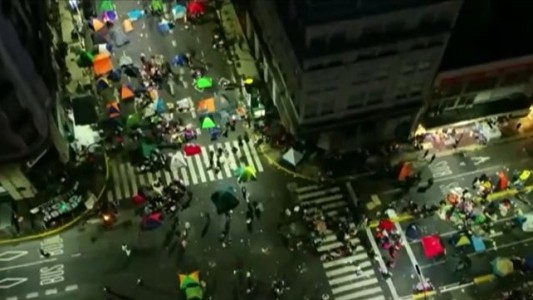 Acampe y corte total en el centro: el Polo Obrero reclama computadoras y conectividad