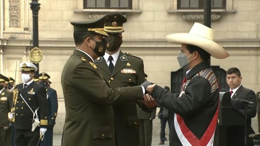 Castillo asume mando militar y llama a la unidad de los peruanos