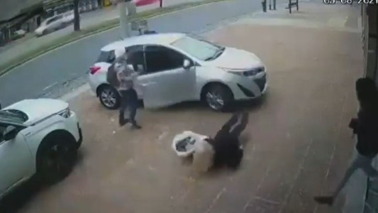 Violento ataque a una mujer para robarle el auto en Villa Dominico