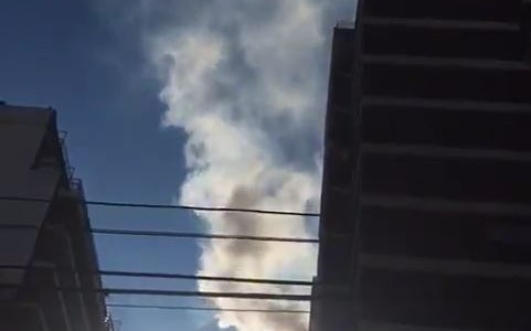 Evacúan un edificio en Avellaneda por un incendio en el piso 10