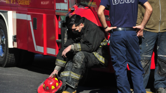 "Nadie debe pasar por lo que estamos pasando", dijo el hijo de uno de los bomberos fallecidos en Caseros