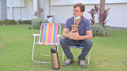 La triste historia del hombre que esperó un mes a su esposa enferma de coronavirus en la puerta del hospital