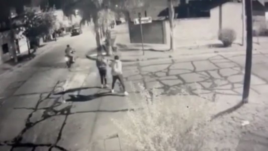 Un policía federal mató a un motochorro que intentó robarle en Villa Luzuriaga