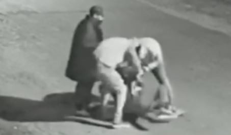 Video: Lo tiran, lo patean y lo desmayan para robarle en Ituzaingó