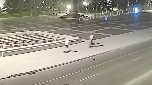 Así fue el insólito accidente de monopatines que dejó dos heridos