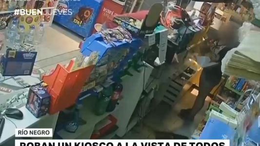 Se cruzó de carril y se incrustó en un kiosko