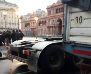 Camiones cerealeros llegaron a Plaza de Mayo
