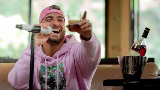 La caída de Maluma que se volvió viral al instante: "Sólo se salvó la cerveza"