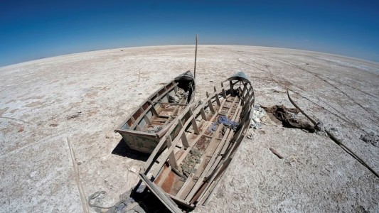 Impactante: el segundo lago más grande de Bolivia se convirtió en un desierto