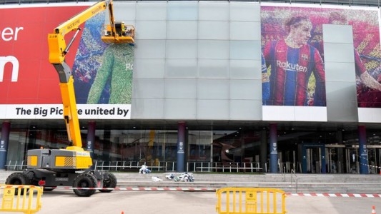 El adiós definitivo: así retiraron la figura de Messi del Camp Nou