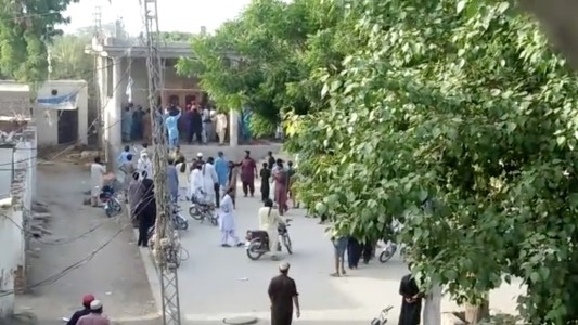 Detuvieron a un nene de 8 años acusado de orinar sobre una alfombra en Pakistán