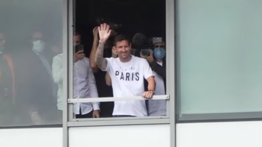 Messi llegó a Paris y saludó a los hinchas del PSG