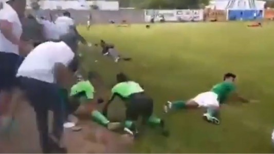 Grupo armando entra a la cancha durante un partido y mata a 3 personas