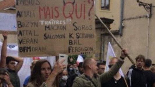 Profesora irá a juicio en Francia por llevar una pancarta antisemita en una protesta