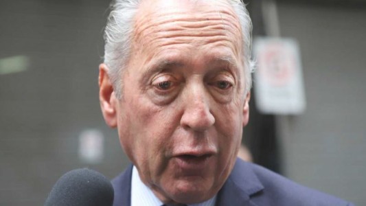 La UIA propuso a empresas dejar de pagarle el salario a los empleados que no quieran vacunarse