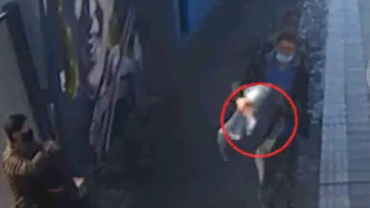 Así se robó un inodoro en una estación de tren y terminó detenido