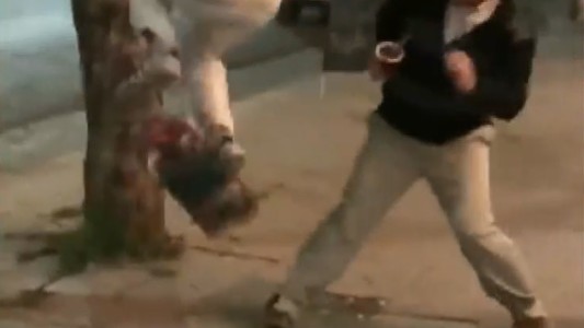 Lo bajó de una patada y le tiró el skate a la calle: "Me estás rompiendo la vereda"