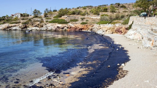 Una fuga provocó un derrame de más de 100 toneladas de petróleo en el mar Negro