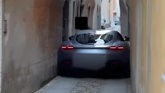 Video: calculó mal y dejó su Ferrari atascada en una calle angosta