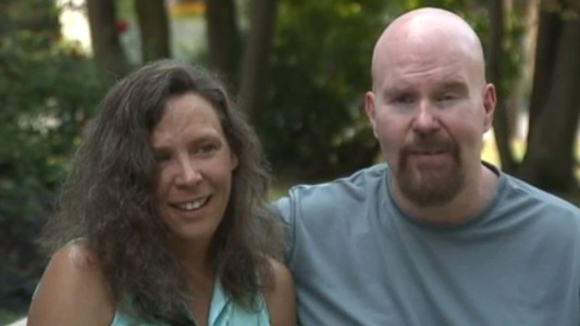 Una mujer se casó con el hombre que fue acusado de asesinar a su hermano