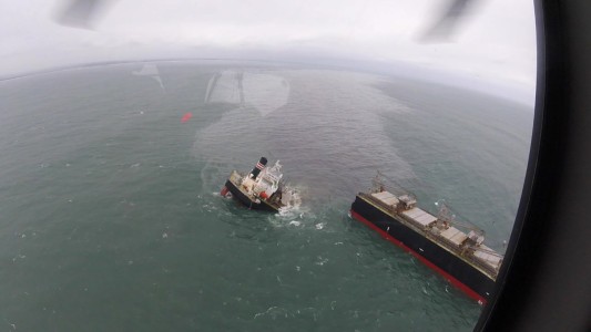 Pánico por un buque con contenedores que se partió en dos
