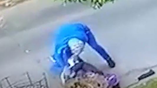 Video: Golpearon brutalmente a una maestra para robarle la bicicleta