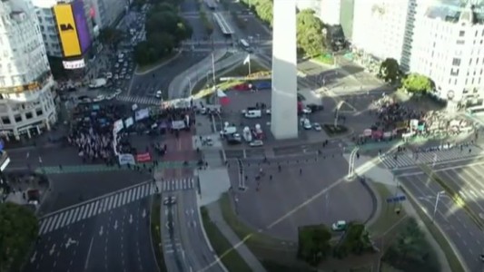 Convocan a marcha al Obelisco en repudio al festejo en Olivos