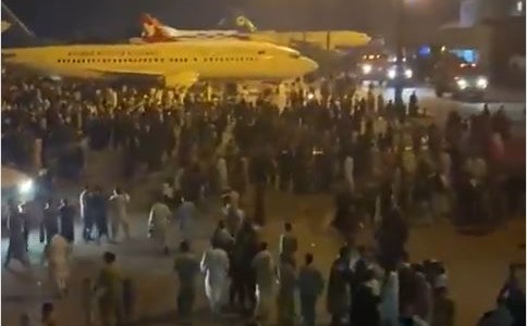 Caos en el aeropuerto de Kabul para huir de Afganistán