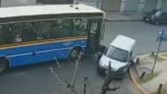 Video: Una mujer y su bebé caen del colectivo cuando choca contra un utilitario