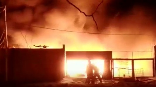 Tras once horas controlan incendio que destruyó planta de reciclado de papel en Bahía Blanca