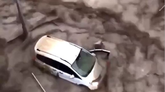 El dramático momento en que un hombre sale del auto en medio de la inundación