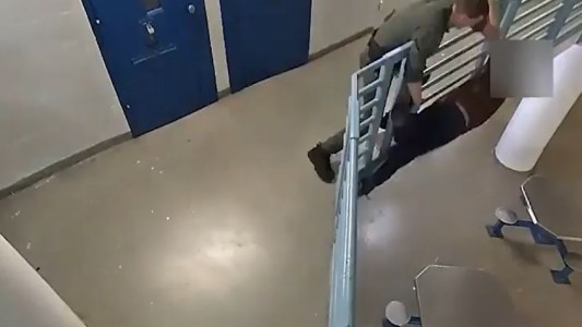 Agente penitenciario salva a preso que intenta saltar al vacío