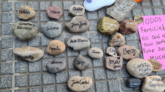 Arrancó la "Marcha de las piedras", en homenaje a las víctimas del coronavirus