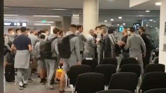 Allegados barrabravas: apretaron a los jugadores de San Lorenzo en el aeropuerto