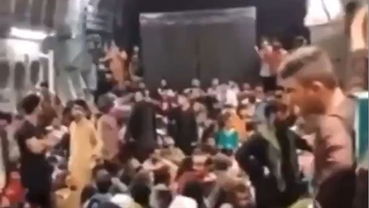 Así huyeron más de 640 afganos hacinados en el interior de un avión militar