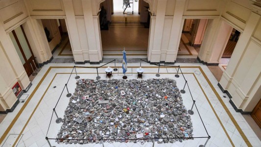 Espacio de memoria: el Gobierno trasladó las piedras de la protesta a Casa Rosada