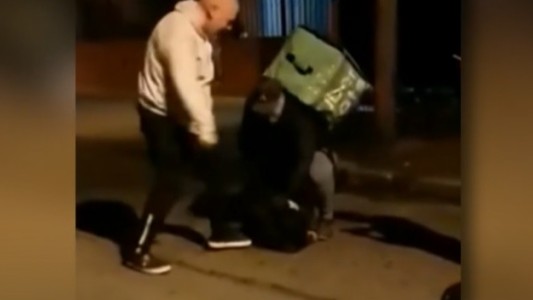 "Andá a laburar o salí a pedir, qué me podés sacar": repartidor atrapó al ladrón