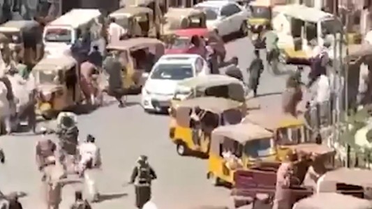 Talibanes disparan contra manifestantes pacíficos y golpean a periodistas