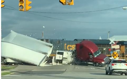 El momento en que un tren embiste a un camión y destruye su carga