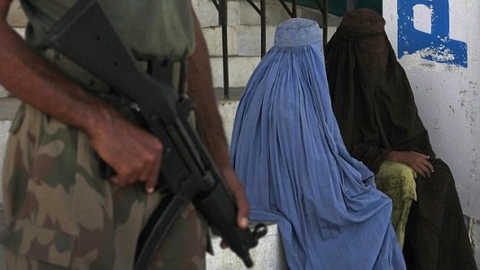 El precio del burka para las mujeres aumentó hasta 5 veces en Afganistán tras la llegada al poder de los talibanes