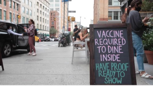 La vacuna contra el covid  se convirtió en un pase a la diversión