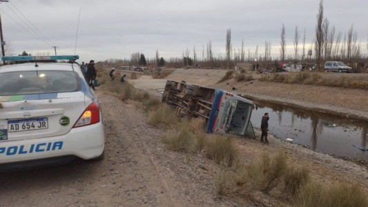 Volcó un colectivo con estudiantes en Río Negro