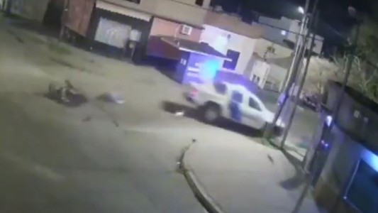 Un motochorro que escapaba de la policía chocó contra un patrullero que no intervenía en la persecución