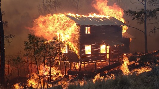 Así se prendió fuego una casa en Córdoba en medio del incendio forestal