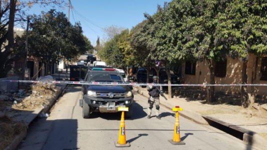 Intentaron sin suerte tirar la droga en el baño durante un allanamiento: quedaron todos detenidos