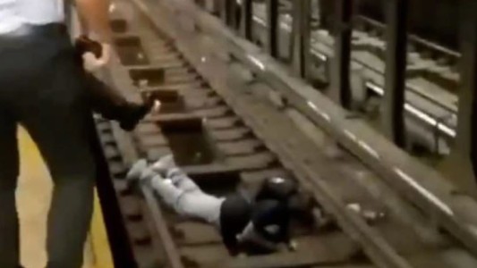 Dramático rescate en el subte de Nueva York
